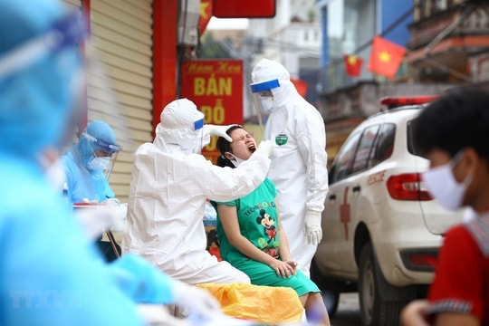 Toàn cảnh COVID-19 sáng 22/12: Chỉ 6 ngày, gần 3.800 người Hà Nội phát hiện dương tính qua test nhanh