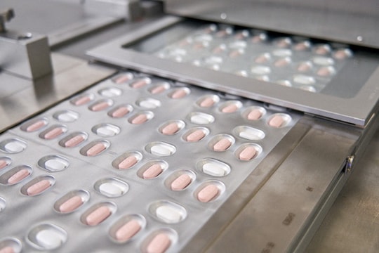 Mỹ phê duyệt thuốc trị COVID-19 của Pfizer, Anh lần đầu ghi nhận hơn 100.000 ca/ngày