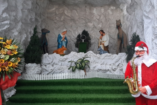 Toàn cảnh COVID-19 chiều 24/12: Giáng sinh trầm lặng của những người ở lại sau COVID-19