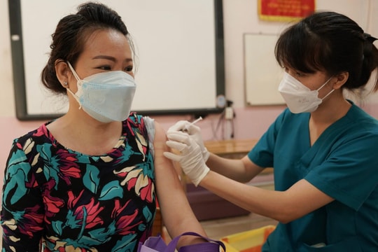 Toàn cảnh COVID-19 chiều 25/12: Triển khai rộng rãi tiêm mũi 3 vaccine COVID-19