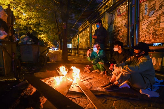 Người dân đốt lửa sưởi ấm khi Hà Nội rét nhất từ đầu đông