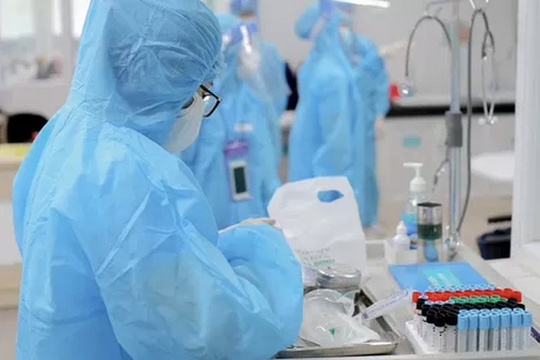 Sáng 5/1: Thứ trưởng Y tế cảnh báo Omicron ít gây tổn thương phổi nhưng khả năng lây lan rất mạnh