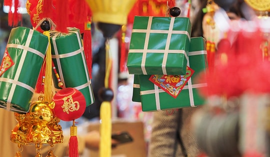 Phố cổ Hà Nội rực rỡ sắc màu truyền thống đón Tết Nhâm Dần