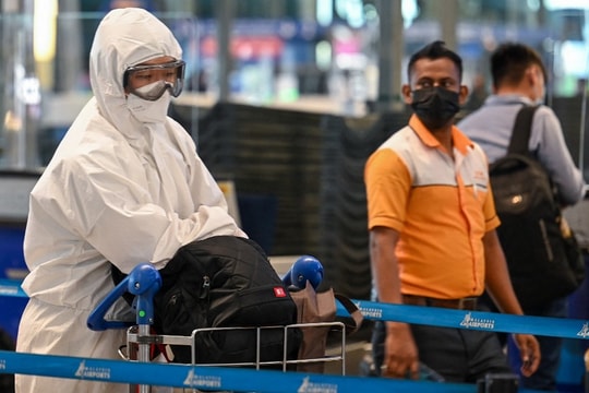 WHO cảnh báo không nên chủ quan về 'siêu biến chủng' Omicron