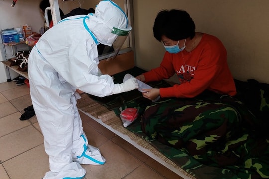 Những người thầm lặng bên trong khu điều trị COVID-19 của quận 'nóng' nhất Hà Nội