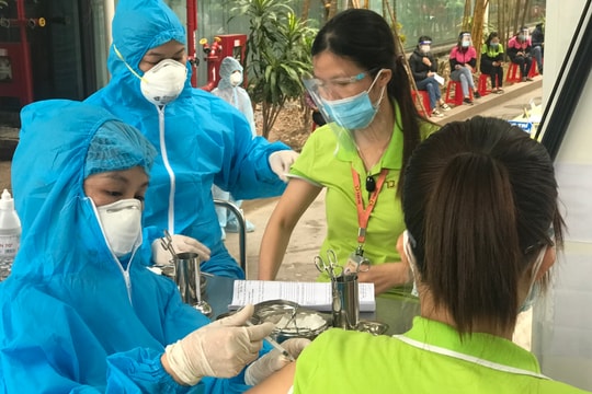 Sáng 12/1: Gần 900 bệnh nhân COVID-19 đang thở máy và ECMO; đã có 34 ca nhiễm biến chủng Omicron