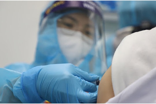 Omicron hoàn toàn có thể né mũi vaccine thứ 4