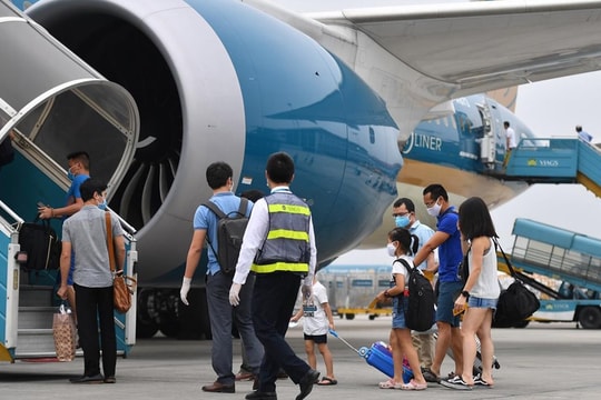 Quy định xét nghiệm mới cho hành khách đi máy bay về ăn Tết