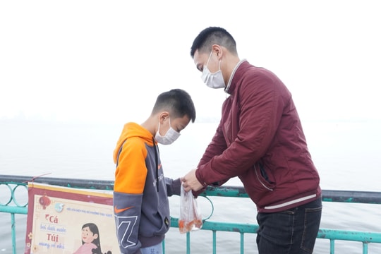 Người dân Hà Nội tấp nập thả cá chép tiễn ông Công, ông Táo 'về trời'