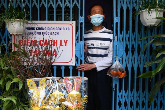 Tặng đào Tết tận nhà, thả cá chép thay cho các F0 đang cách ly ở Hà Nội