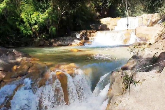 Nhóm học sinh rủ nhau tắm thác, 2 em đuối nước thương tâm