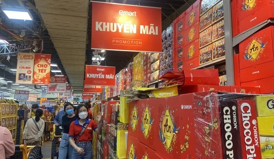 Siêu thị 'tung' khuyến mãi cuối năm, người dân ùn ùn kéo nhau đi mua sắm