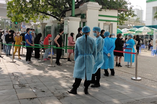 Người dân xếp hàng dài chờ xét nghiệm để về quê ăn Tết