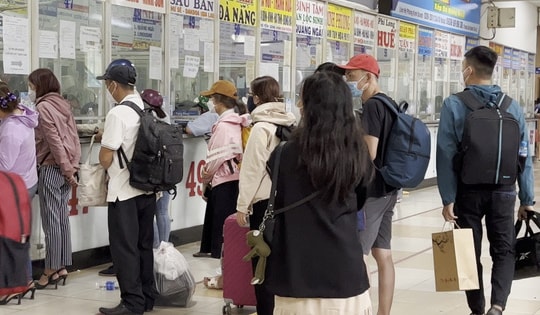 Bến xe ở Sài Gòn đông nghịt người về quê đón Tết