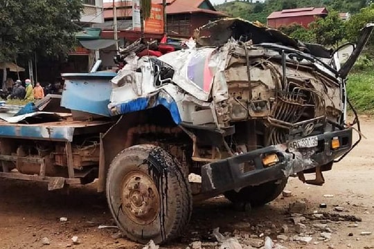 Xe đầu kéo tông sập nhà dân ngày giáp Tết