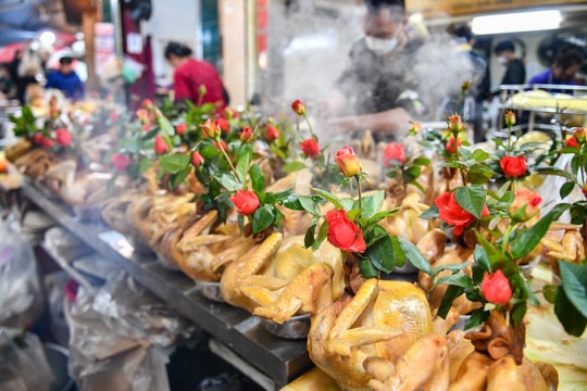 Gà ngậm hoa hồng cúng Giao thừa đắt khách sáng 29 Tết