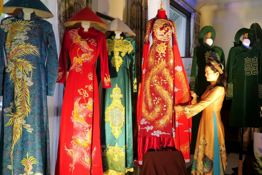 Áo dài Tết - Hơi thở văn hóa trong trang phục truyền thống