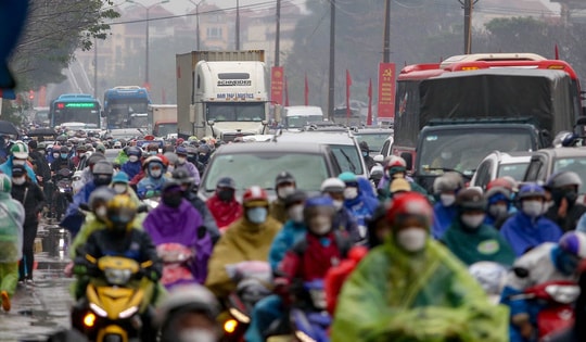 Hàng nghìn người đội mưa, ùn ùn đổ về Hà Nội để kịp ngày 'khai xuân'