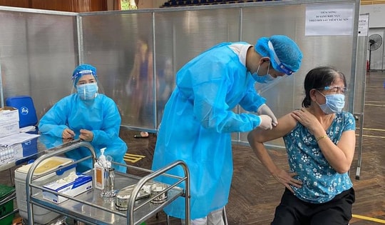 Chiều 8/2: 11 tỉnh nào tiêm vaccine phòng COVID-19 mũi 2 dưới 90%? Tạm ngừng kinh doanh tạm nhập, tái xuất khẩu trang y tế từ 15/3