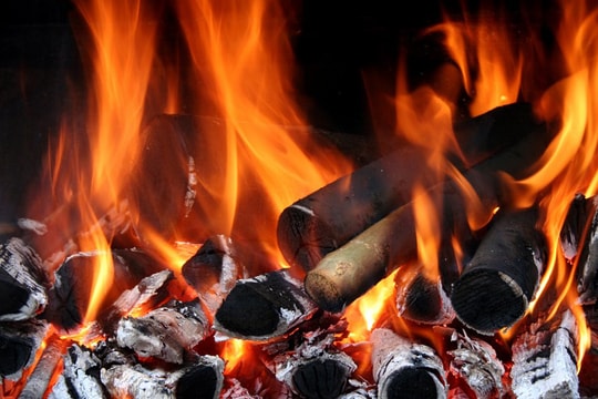 Mối nguy hại khôn lường từ việc sưởi ấm bằng than, củi