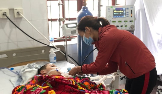 Mẹ mắc u tuyến giáp không dám điều trị dành tiền chạy chữa cho con trai đang nguy kịch vì bệnh nặng