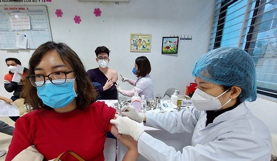 Chiều 12/2: Còn 10 tỉnh bao phủ mũi 2 vaccine phòng COVID-19 dưới 90%; Cả nước có 47 xã, phường thuộc 'vùng đỏ'