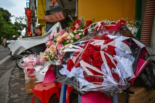 Hoa, quà tặng Valentine nằm dọc vỉa hè chờ khách