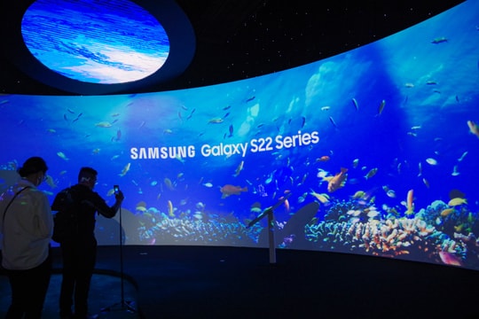 "Mỹ nhân ngư" xuất hiện trong sự kiện ra mắt Galaxy S22 tại Việt Nam