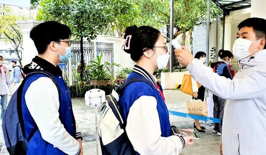 Hướng dẫn mới nhất của Bộ Y tế xử trí ca mắc COVID-19; cách ly F1 là học sinh khi học trực tiếp