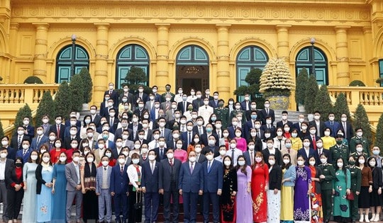 Chủ tịch nước Nguyễn Xuân Phúc: Tiếp tục quan tâm, chăm lo nhiều hơn nữa đến đội ngũ y bác sĩ, cán bộ y tế