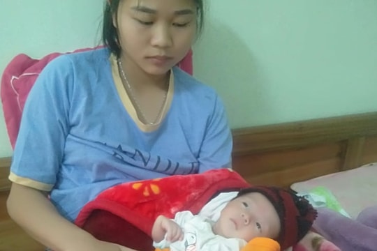 Xót xa bé sơ sinh vừa chào đời đôi tay đã như lưỡi liềm, bố mẹ dân tộc nghèo mong con có tiền phẫu thuật