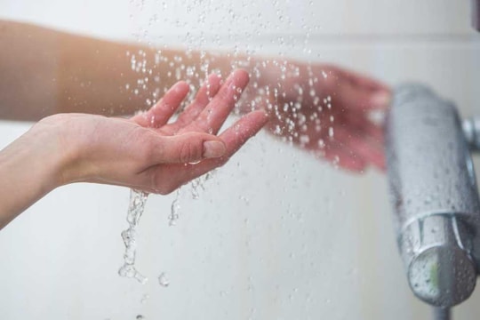 Chuyên gia giải đáp thắc mắc về việc F0 có cần kiêng tắm không?