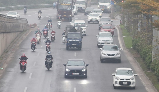 Tầm quan sát bị hạn chế do sương mù dày đặc ở Hà Nội