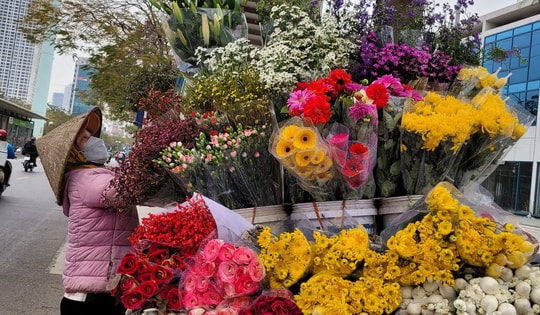 Lao đao vì COVID-19, thị trường hoa tươi ngày 8/3 cạnh tranh với vật tư y tế để duy trì 'chỗ đứng'