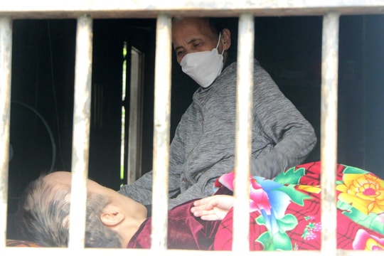 Xót cảnh người đàn bà tật nguyền nuôi chồng, con mắc bệnh não úng thủy