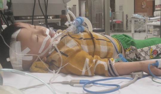 Mong manh sự sống của bé trai 6 tuổi được bệnh viện Nhi TƯ đánh giá là ca bệnh nặng nhất từ trước đến nay cần phẫu thuật sớm mà cha mẹ quá nghèo