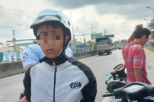 Nhóm thiếu niên "mặt búng ra sữa" táo tợn kề dao cướp của