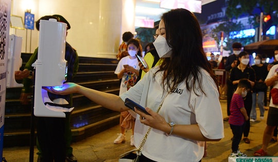 Phố đi bộ hồ Gươm nhộn nhịp trở lại sau thời gian dài đóng cửa bởi đại dịch COVID-19