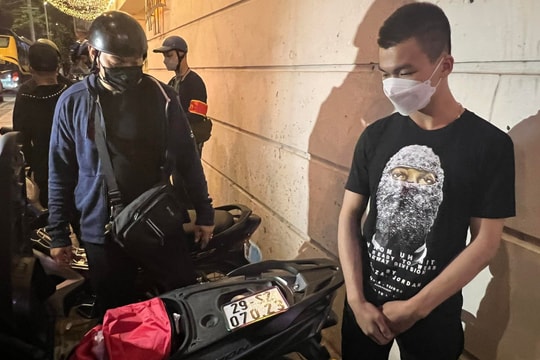 Cảnh sát 'hóa trang' bắt giữ tội phạm đường phố khi mở cửa trở lại phố đi bộ