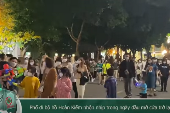 Phố đi bộ hồ Hoàn Kiếm nhộn nhịp trong tuần đầu mở cửa 