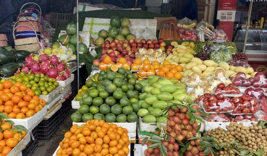 Trái cây Trung Quốc ế ẩm, hàng Việt Nam giá từ 7.000 đồng/kg đắt như tôm tươi