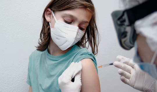 Trẻ dưới 12 tuổi từng là F0, có cần tiêm vaccine phòng COVID-19?