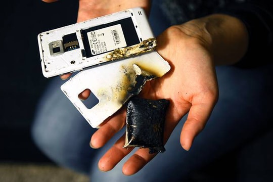 Hiểm họa khôn lường từ việc vừa sạc pin vừa sử dụng điện thoại