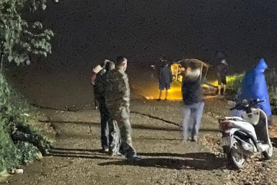 Lật đò trên sông, 2 mẹ con mất tích