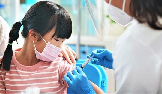 Sáng 1/4: Trẻ đã mắc COVID-19 sau bao lâu có thể tiêm vaccine? Không mua bán trang thiết bị y tế khi chưa có giá kê khai