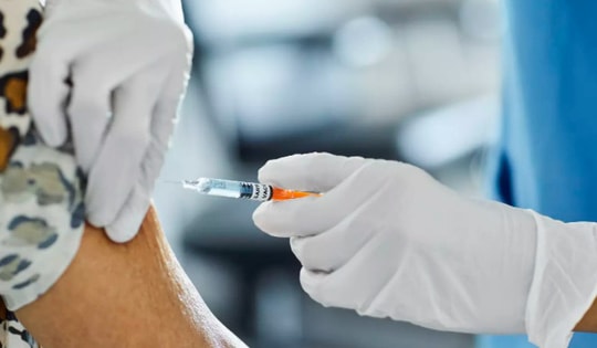 Sáng 3/4: Số người mắc COVID-19 tăng nhiều ở nhóm chưa tiêm vaccine