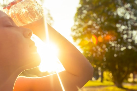 Mùa hè đến, chị em cần làm gì để tránh tác hại của ánh nắng mặt trời?