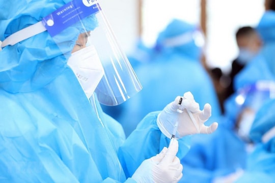 Sáng 7/4: Việt Nam đã tiêm hơn 207 triệu liều vaccine COVID-19; Hà Nội sắp mở lại karaoke, quán bar