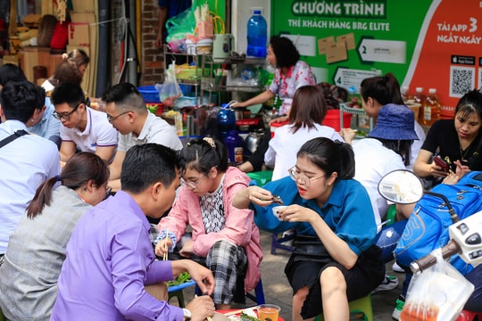 Khách ngồi tràn vỉa hè ăn sứa đỏ sống đầu hè