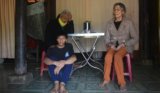 Người cựu binh già mong nhà không dột, để vợ mù cùng đứa cháu bệnh tật có “giấc tròn”